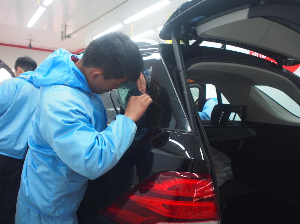 为何买新车后,4S店非要免费贴膜?原来这是目的,新手别再被坑