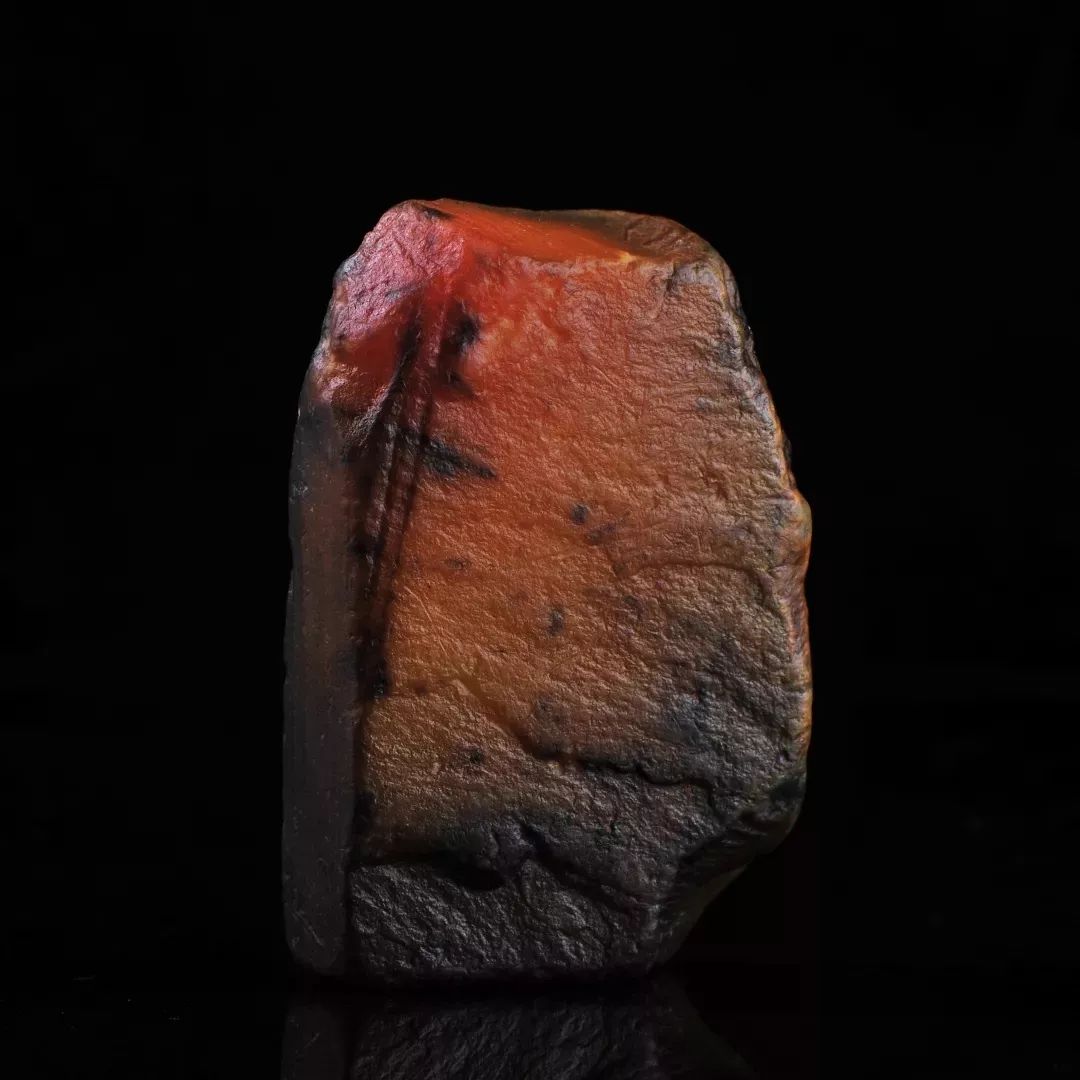 鸡血石与田黄石的结合,硬田黄石与田黄石