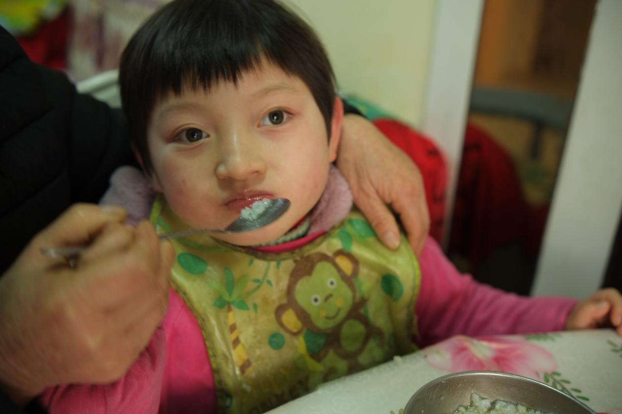 8岁女孩被称“快乐木偶”,总是笑容灿烂,家人却整日以泪洗面