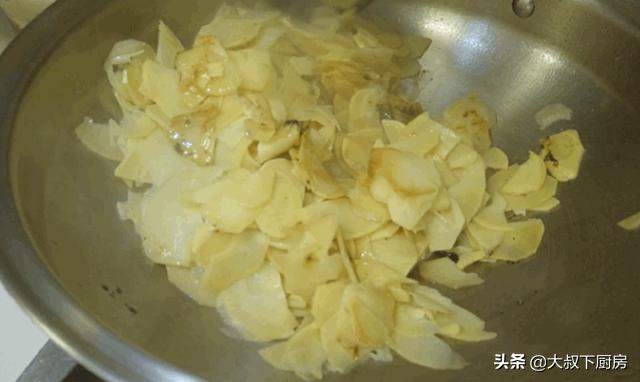 又干又长的小竹笋怎么烧才好吃,这才是竹笋最好吃的做法鲜嫩可口