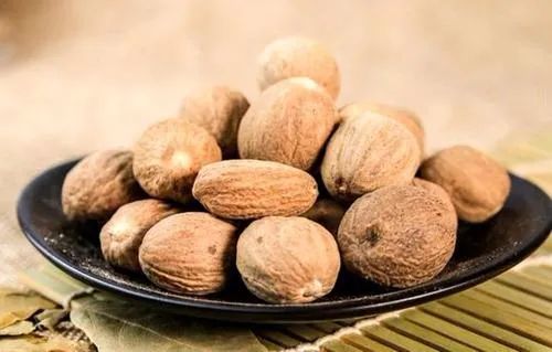 煨肉豆蔻的药用价值,肉豆蔻熬药用前需要捣碎吗