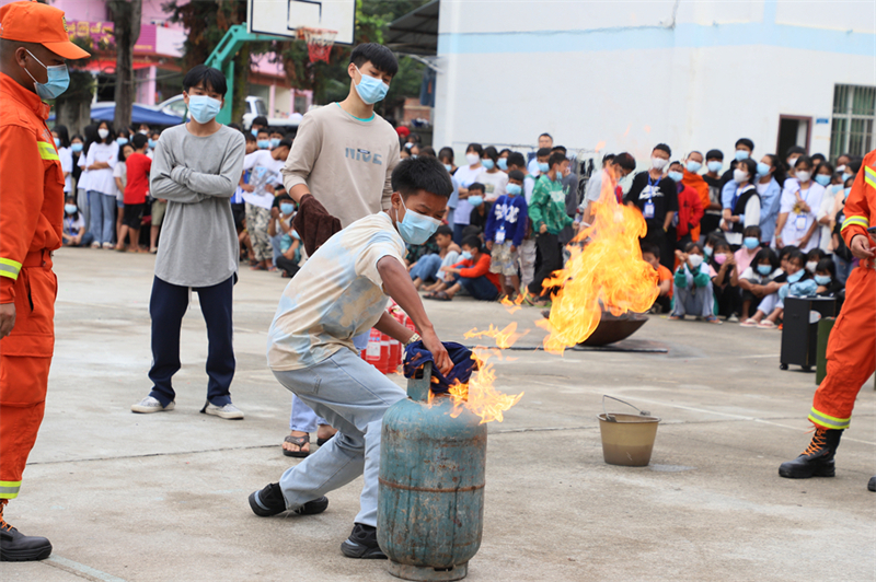 特区警察局消防大队到勐拉城区各所学校开展消防安全知识教育