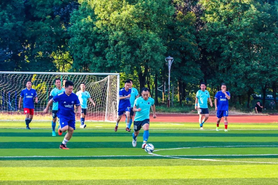 以球会友弘扬体育风尚,以球会友足球逐梦超级杯