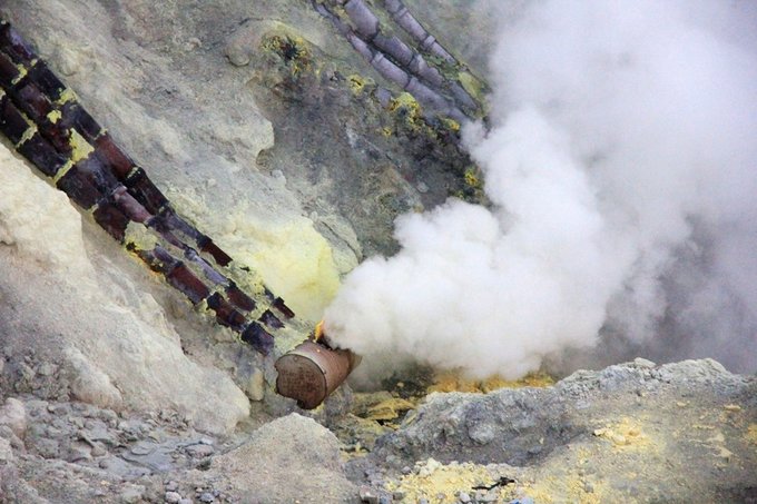 沐浴硫磺，追寻蓝火——印尼宜珍火山