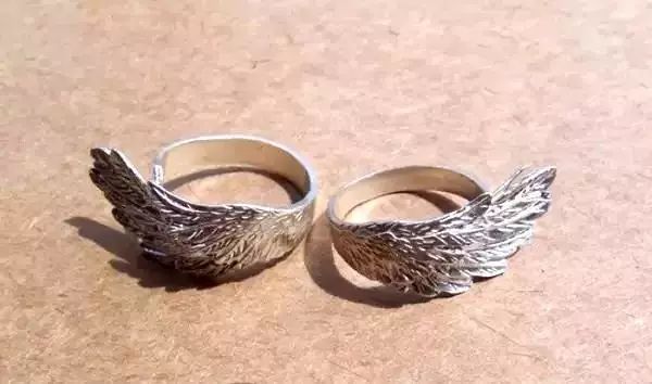 三十多块钱买的银戒指是真的吗,银戒指有黑色斑点