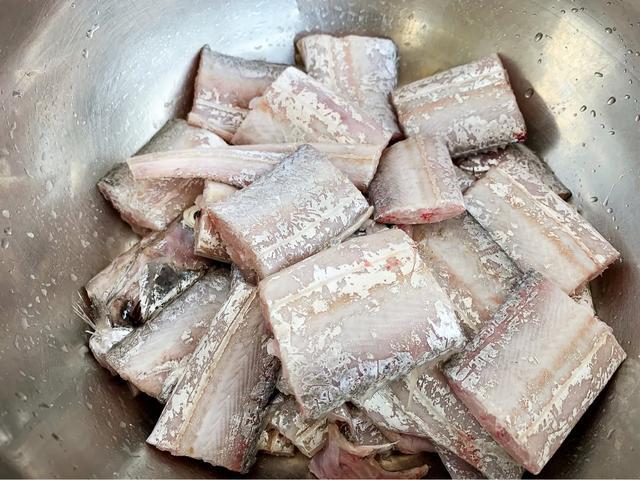 家焖刀鱼，海边人家常做法，肉嫩味鲜还不腥，方法很简单