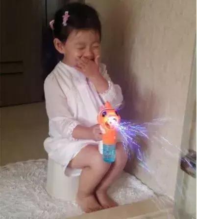 小孩腿长短不一造成原因,孩子长短腿是什么原因引起的