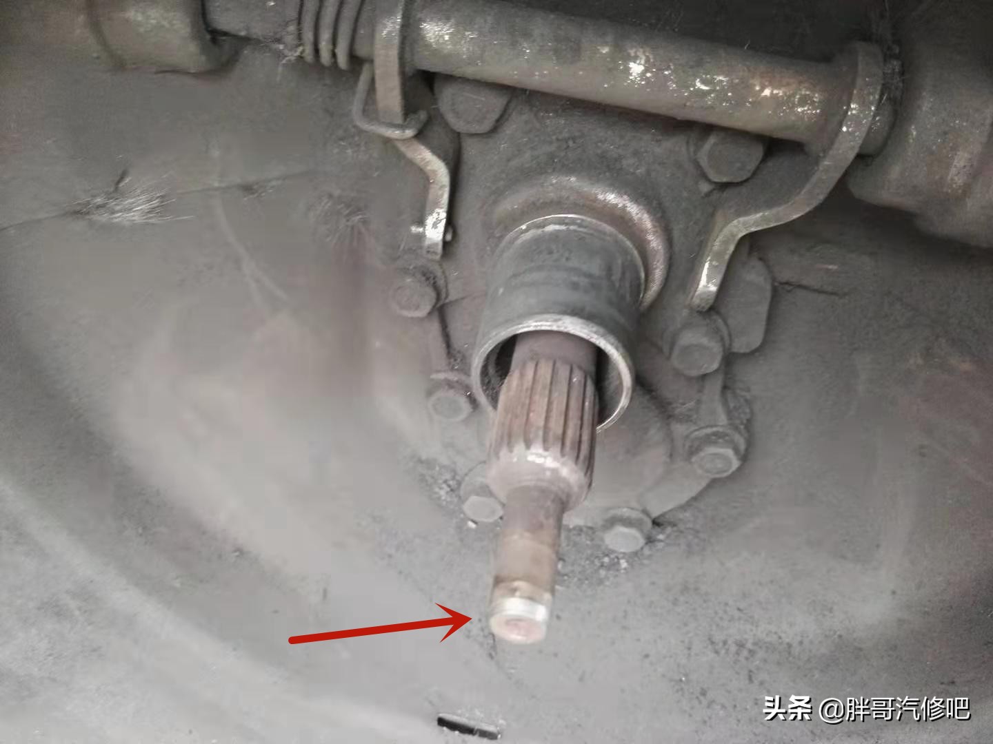 五菱之光挂档不走,胖哥以为换挡拉线脱落,原来是摩擦片报废了