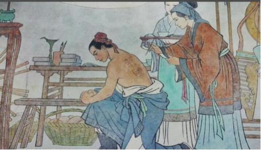 纹身从黑色变成青色了,纹身变成蜈蚣