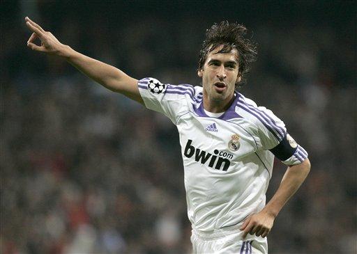 伯纳乌王子劳尔进球,一个动作帅爆全场