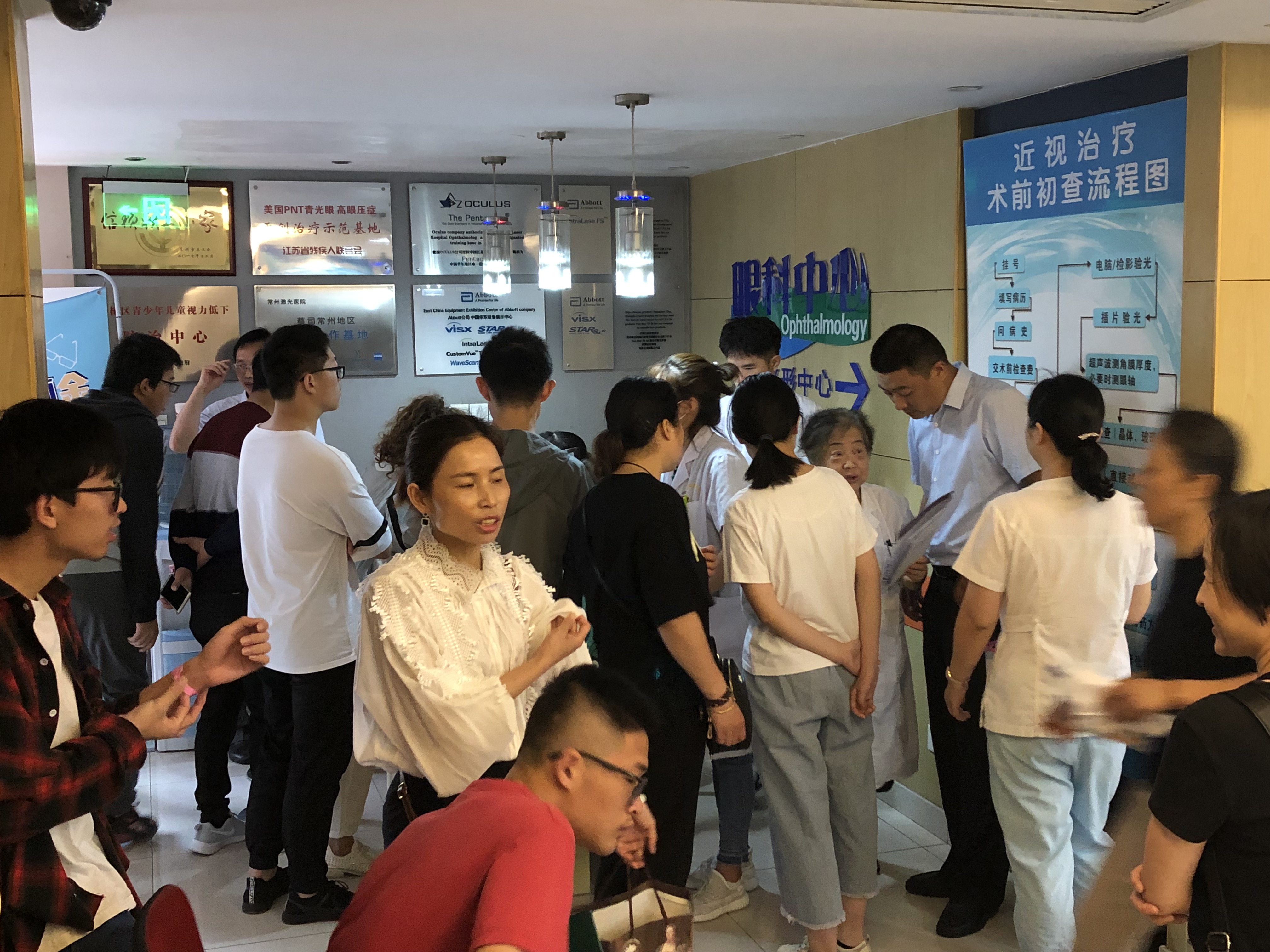 高考结束考生扎堆,高考结束学生扎堆整容