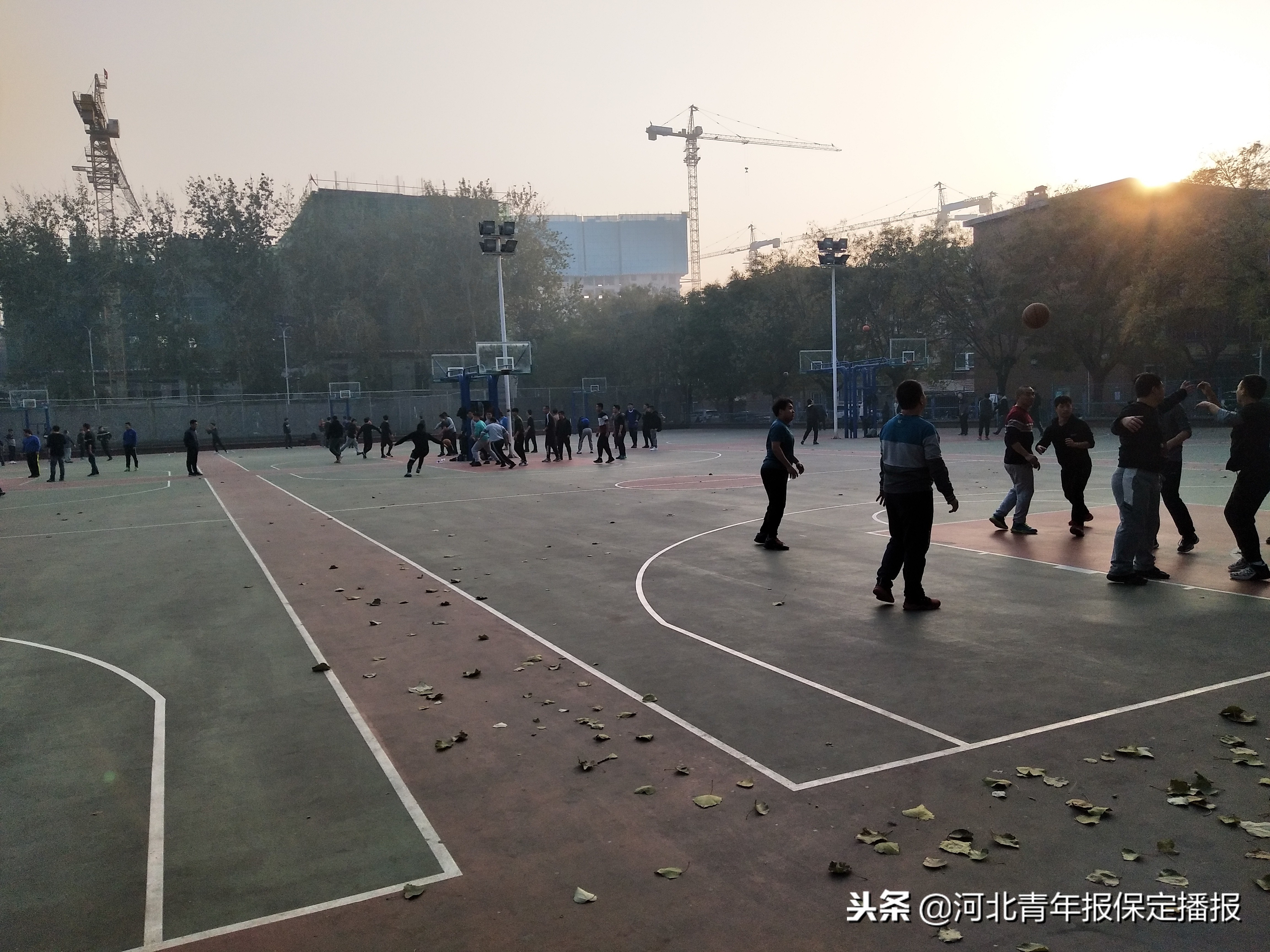 高校体育设施需要对社会开放吗,高校体育场是对公众开放吗