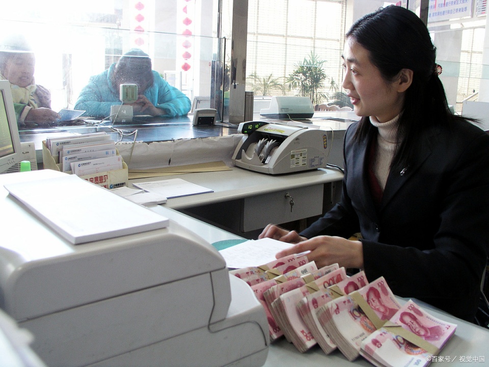 银行卡定期跟存折定期哪个利息高,定期一年与定期三年利息各多少