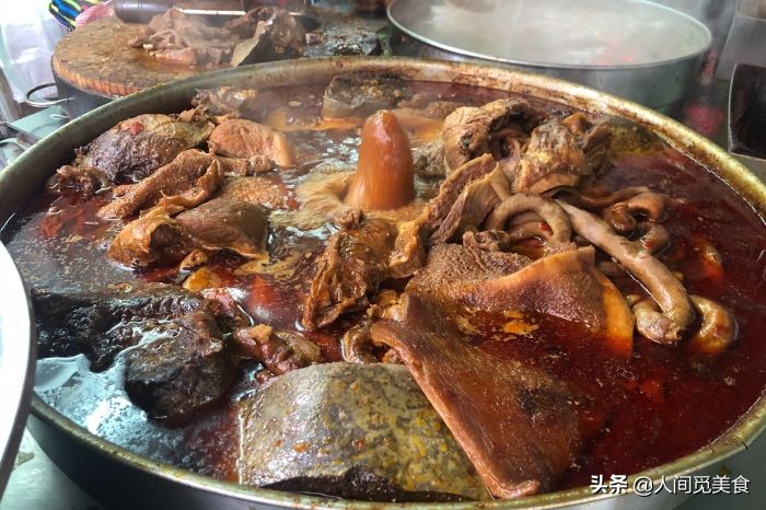 香港大叔广东牛杂,香港大叔卖煲仔饭