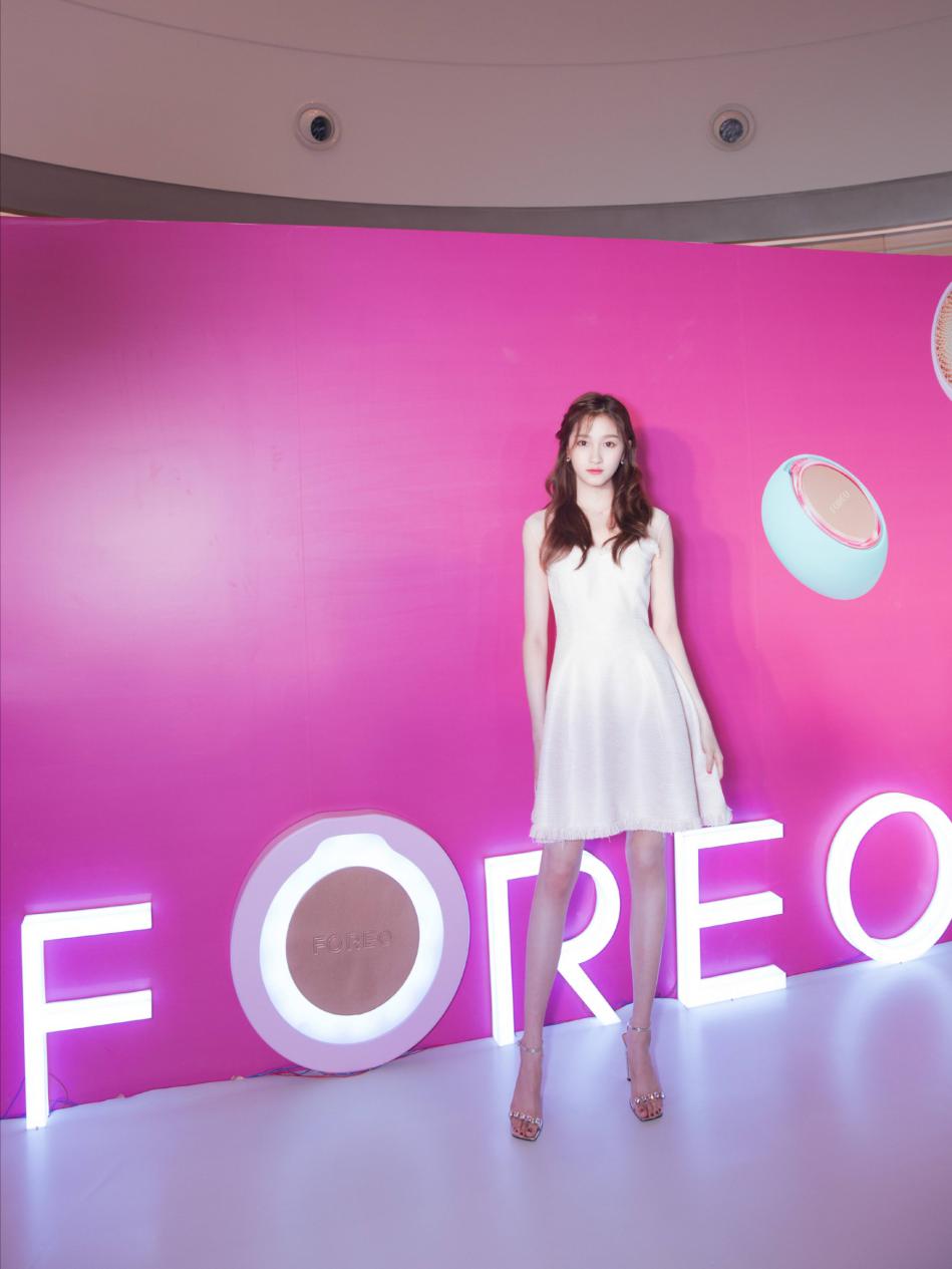 原来关晓彤也有傲人身材,关晓彤恋爱3年