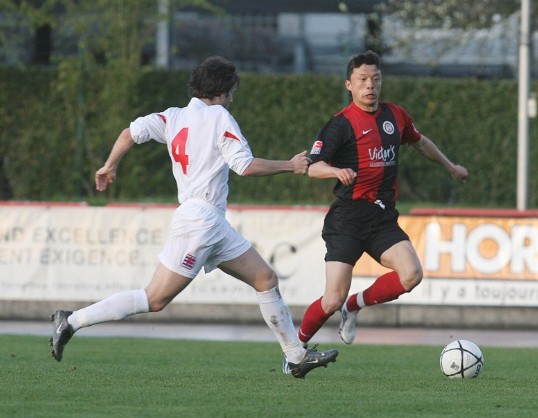 40岁中国足球留洋传奇宣布退役,目前留洋的中国足球运动员有哪些