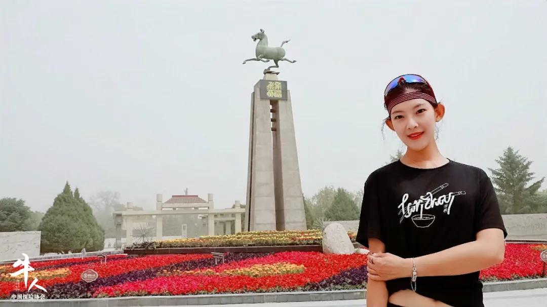 马拉松跑者网红,马拉松运动员领跑手势