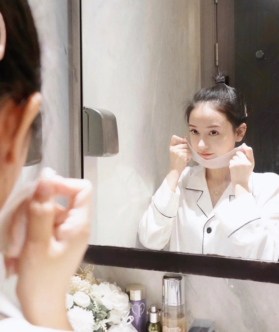 如何涂粉底液不卡纹,擦完粉底液法令纹卡成线怎么处理