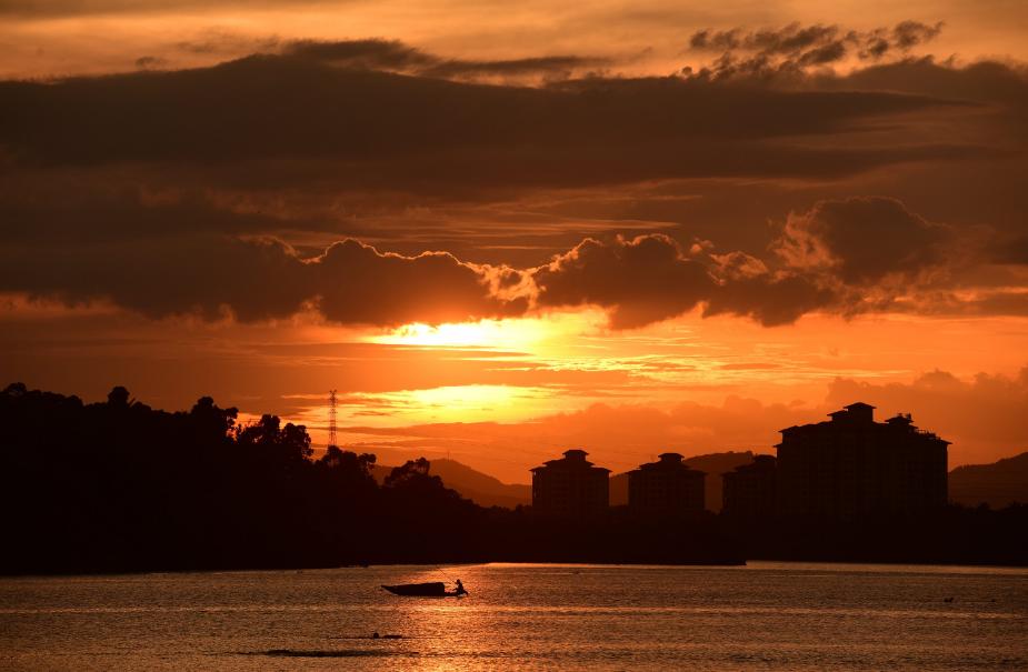 诗人描写日落晚霞绝美诗句,落日晚霞绝美诗句