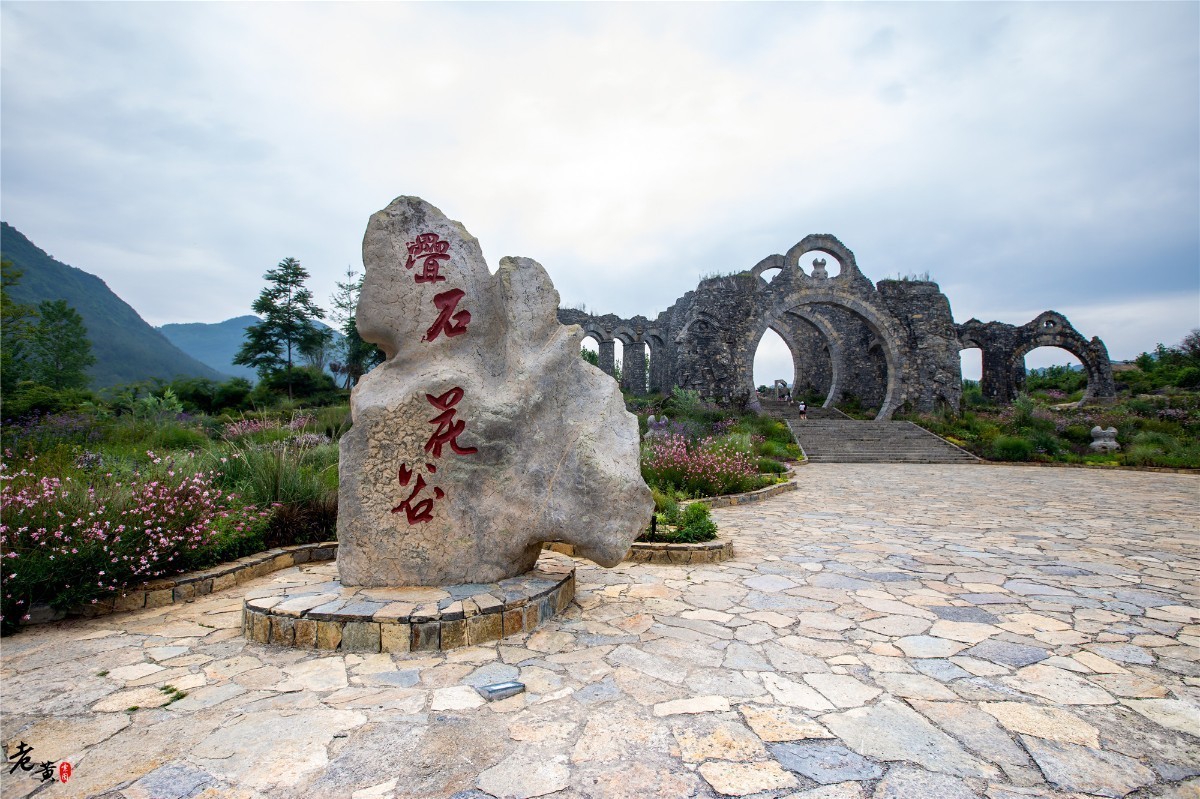 距离重庆主城5小时的边缘小城，鲜花怒放，更有奇妙文化待你赏析