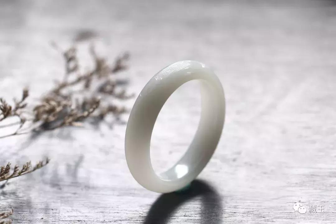 金手镯跟和田玉手镯可以一起戴吗,和田玉晴水手镯和冰晴手镯哪个好