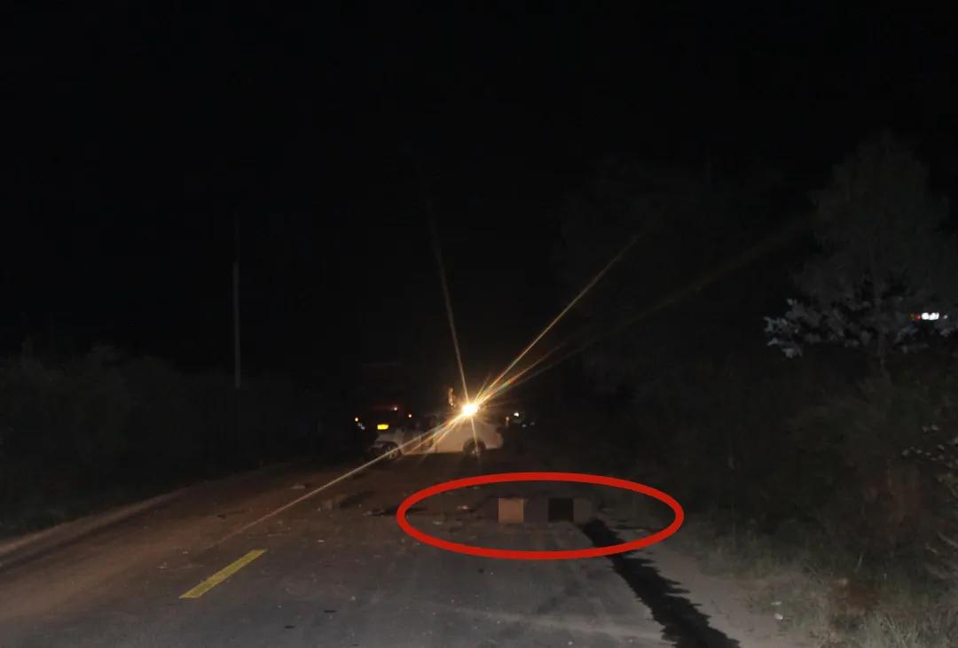 戴好头盔被汽车撞竟然没事的场景,一盔一带两车相撞有惊无险