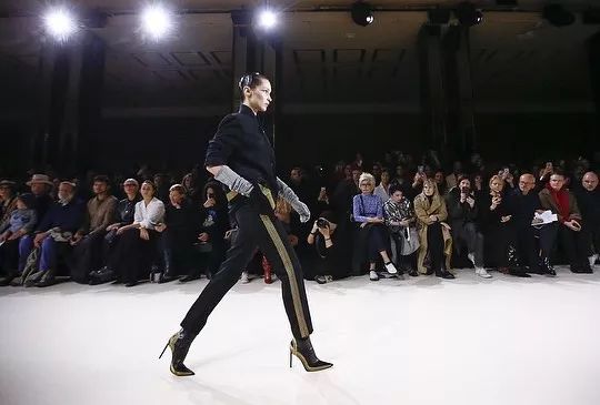超模bellahadid现场喷制礼服,bellahadid变身复古摩登女郎