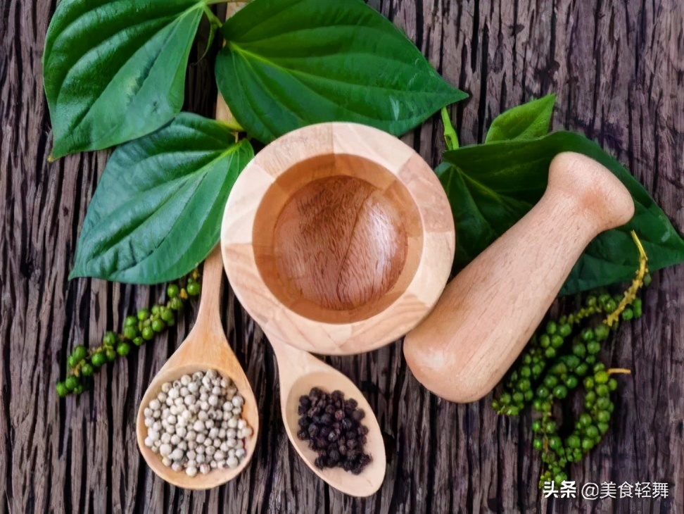 黑白胡椒分别怎么用,黑胡椒适合做什么汤