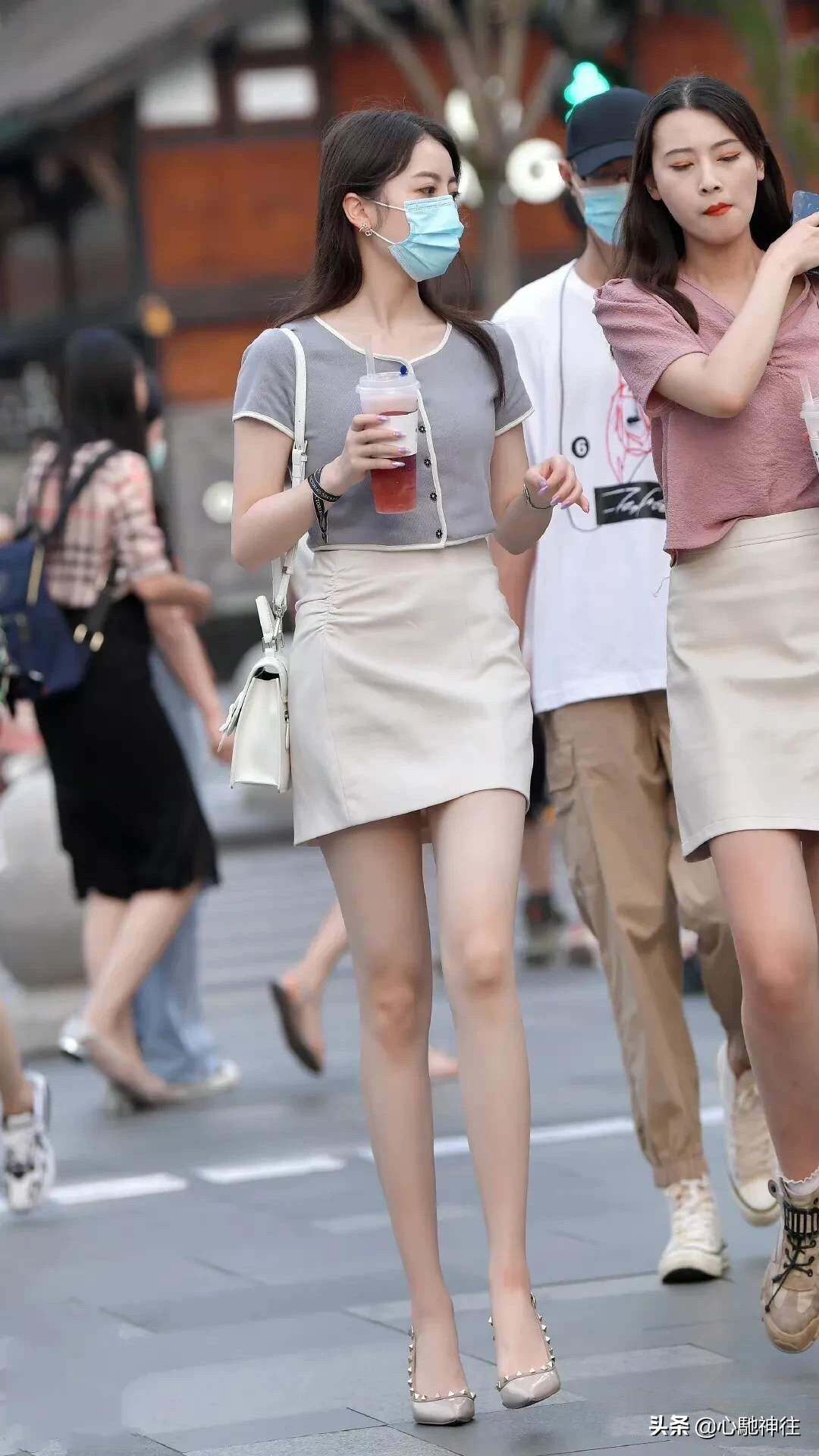 蓝色短袖针织衫搭配,小姐姐白色t恤清纯穿搭