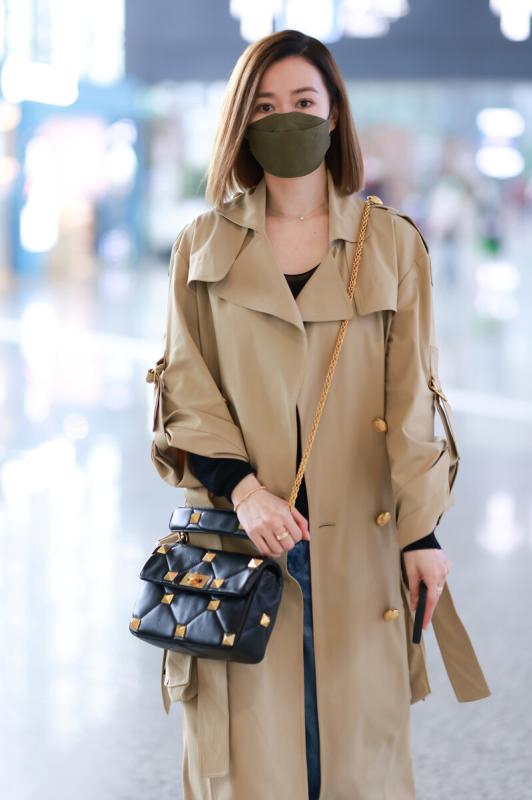 佘诗曼穿好看的灰色衣服裙子,佘诗曼风衣