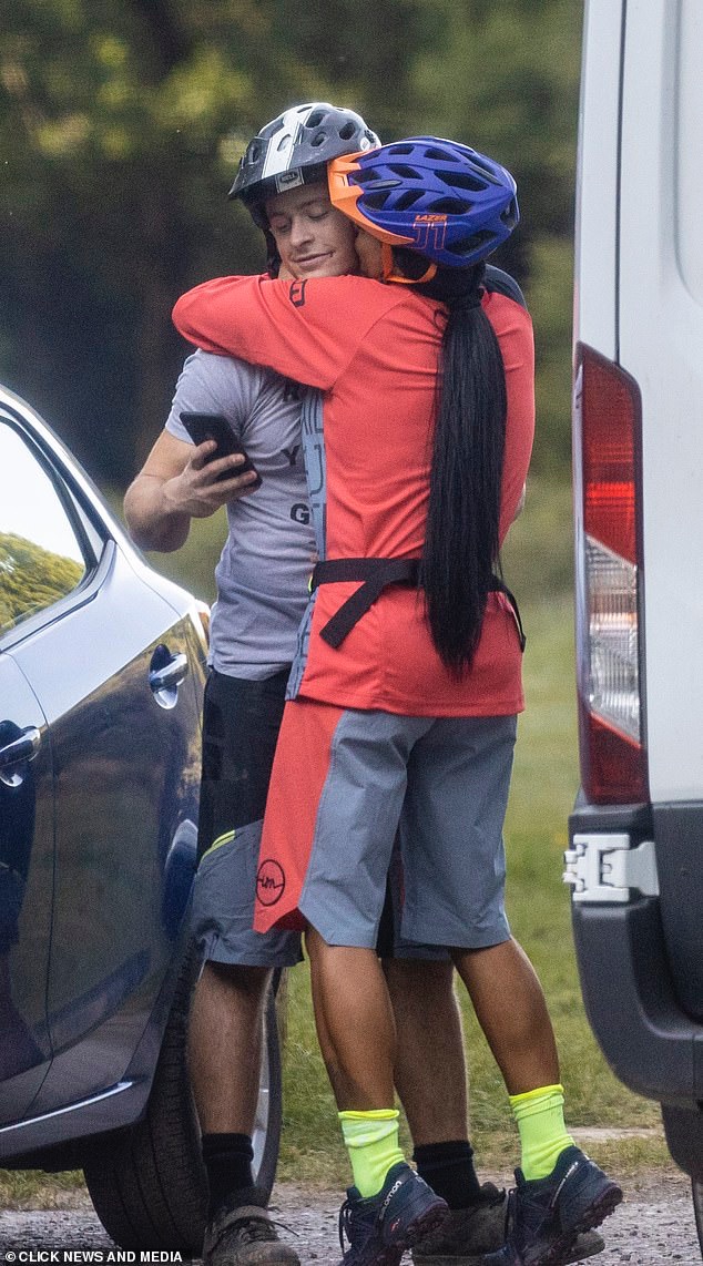 鍗℃埓鐝婃檼涓庣敺鍙嬫帴鍚荤収,鍗℃埓鐝婁笌鐨壒鑺傜洰鎺ュ惢