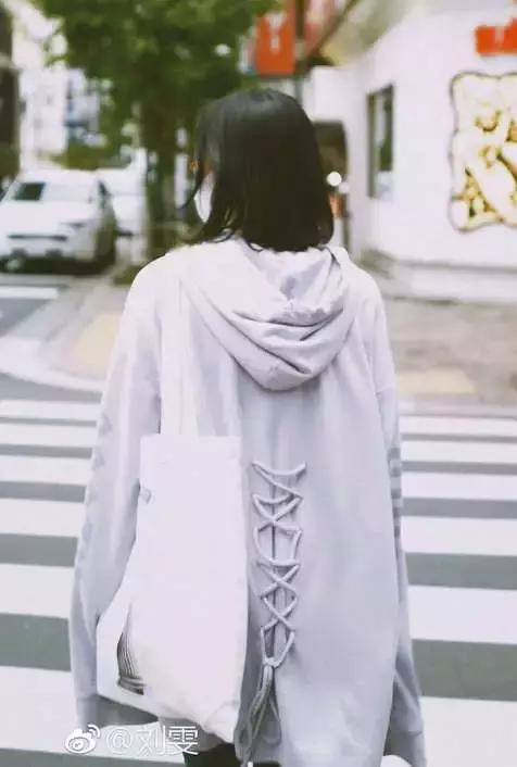 刘雯今年最流行的包,刘雯同款包时尚潮流大牌大容量