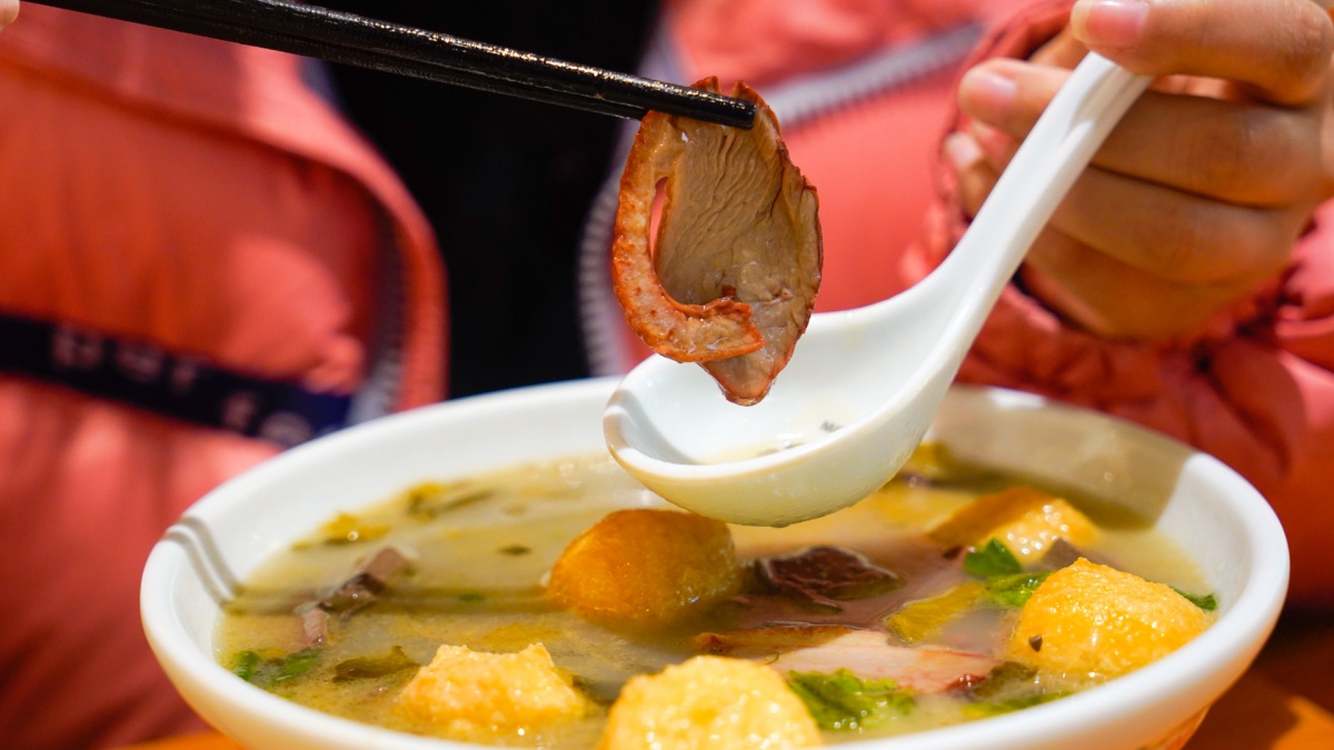 夫子庙鸭血粉丝哪家最正宗带菜,南京鸭血粉丝吃这几家就够了