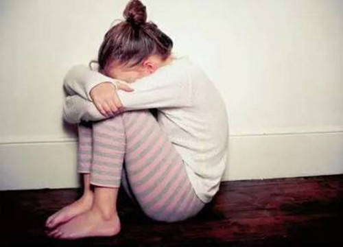 13岁女生扫雪冻伤手指险截肢,13岁女孩扫雪被冻伤后续