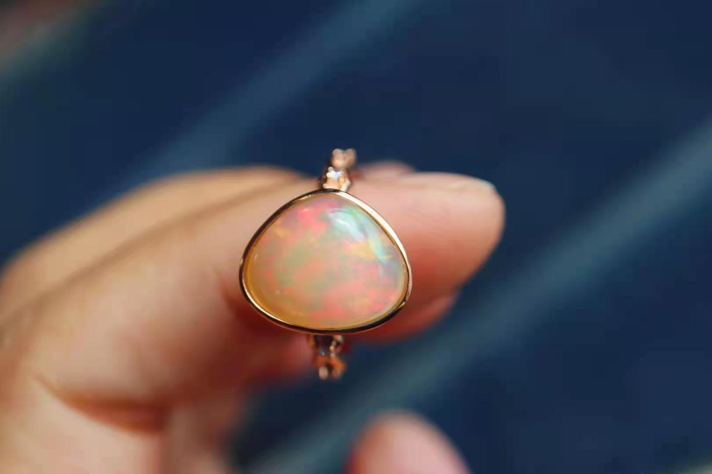 欧泊是什么宝石价格多少,欧泊是贵重宝石吗