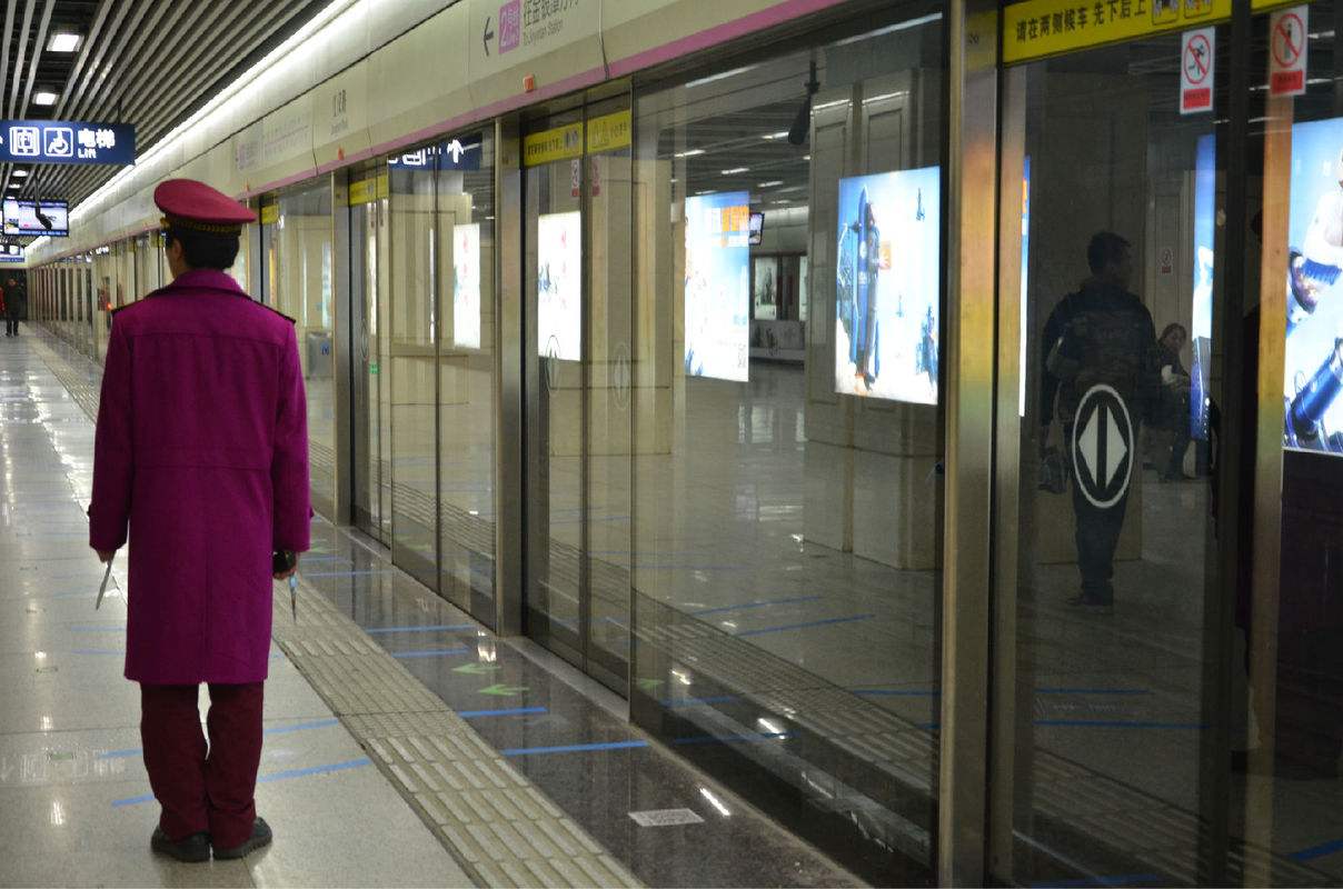 地铁工作很多人以为月入过万,地铁工资3000