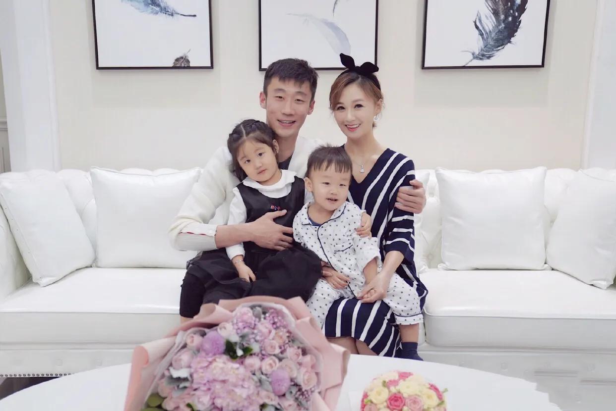 张鹭美貌妻子还在吗,曝张鹭醉驾