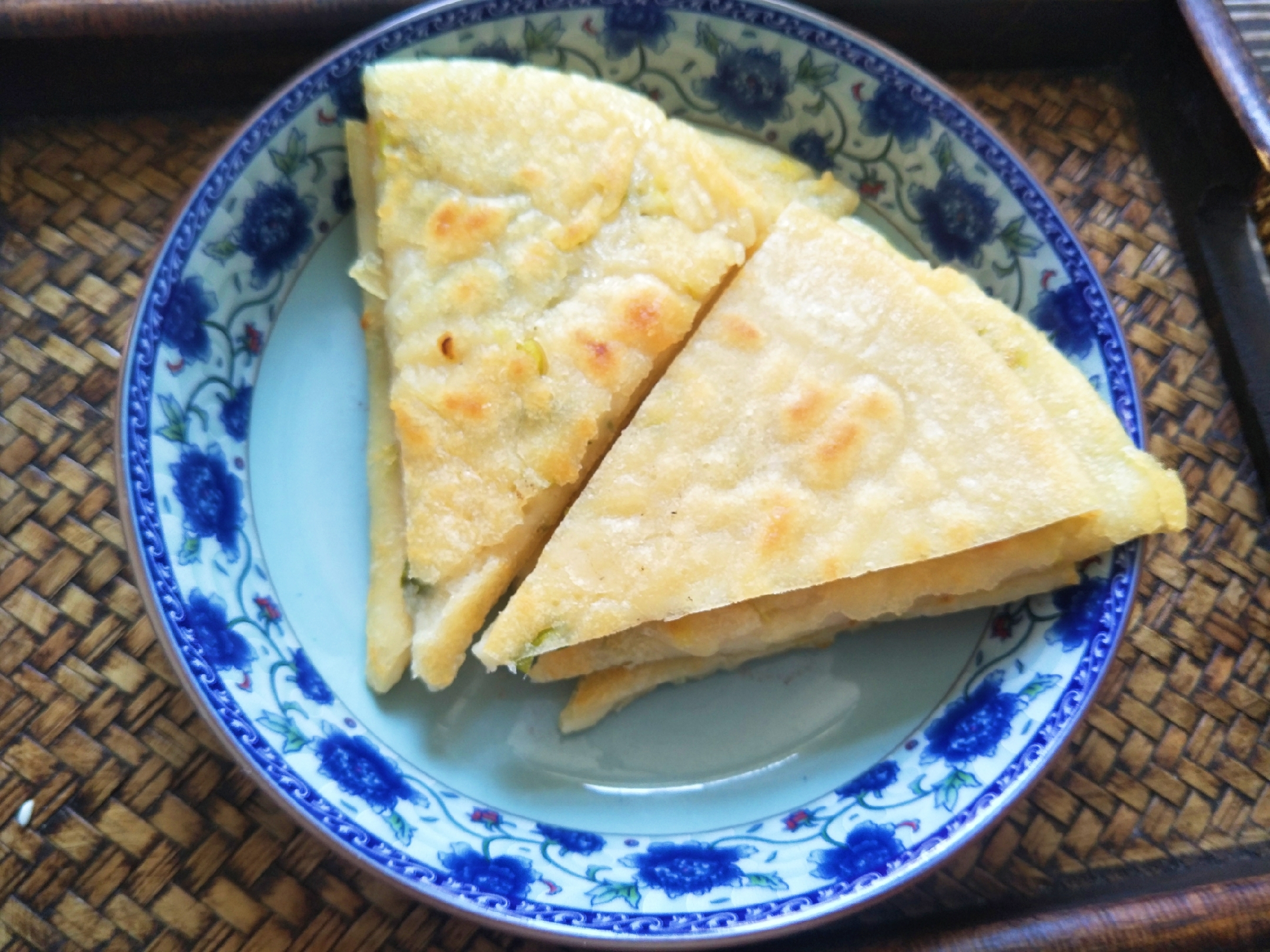 烙饼不硬的方法发面饼凉了不硬,烙饼总是外面糊了里面不熟