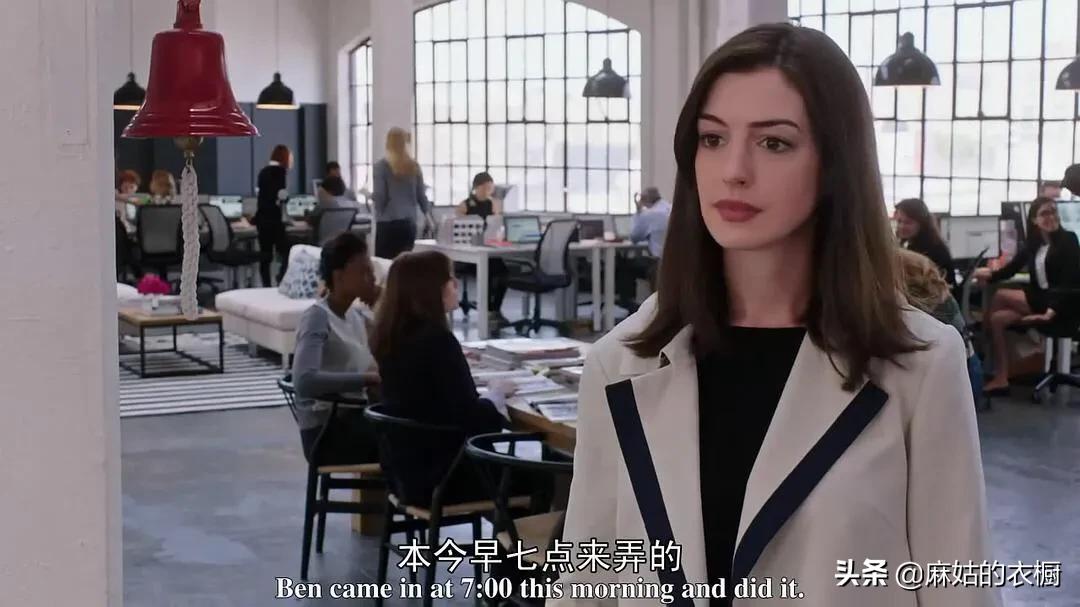 实习生里安妮海瑟薇的衣服品牌,安妮海瑟薇实习生穿搭