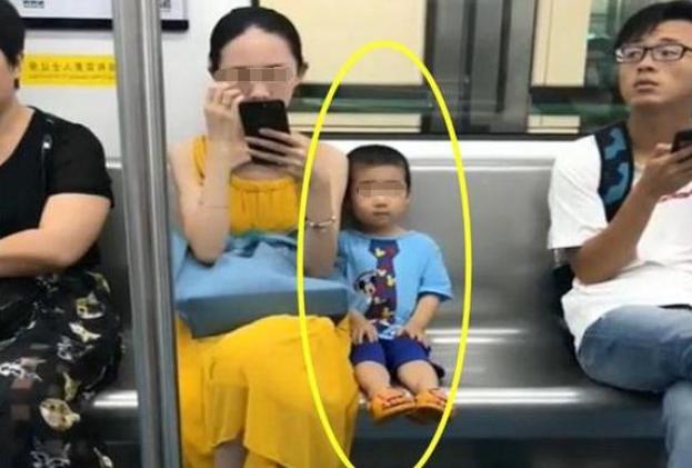 地铁上姐弟俩的坐姿图,某地铁一对母子坐姿引发网友争议