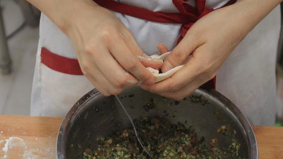 包子擀皮、蒸制都有技巧，学会这两招，包子皮薄但不露馅也不变形