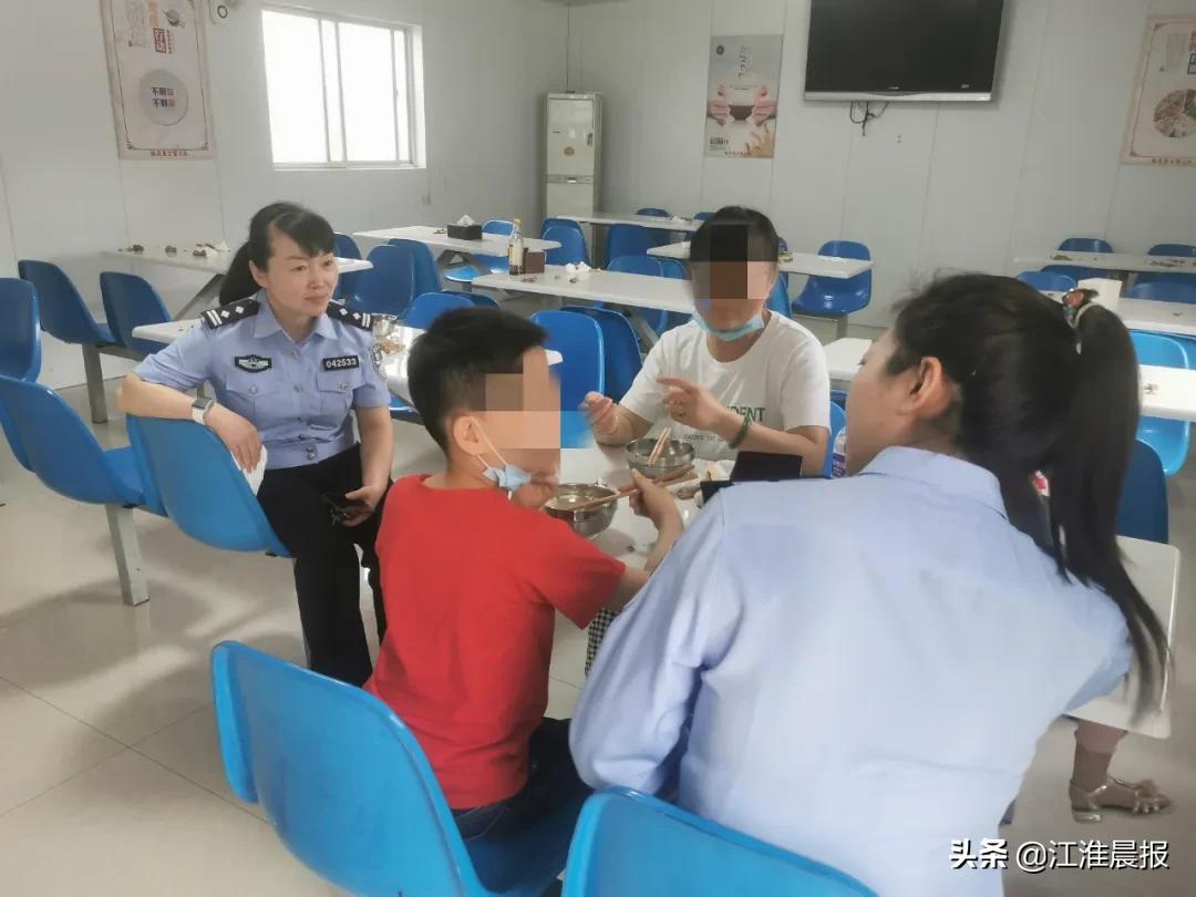 家长纵容6岁男童闹市开车,熊家长纵容娃开车