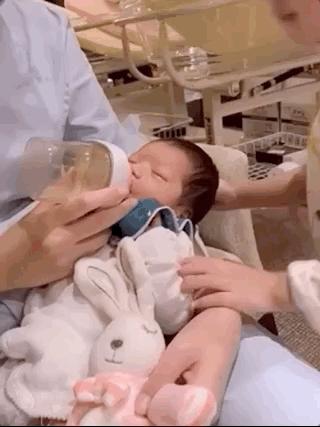 姜潮抱娃,姜潮抱儿子