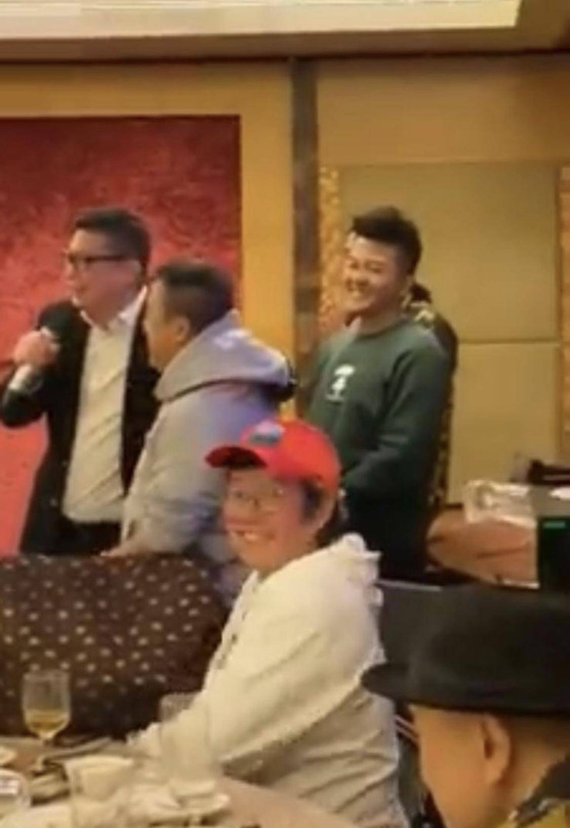 警务署署长与众明星聚餐联络感情聚会上大方与多人合唱经典老歌