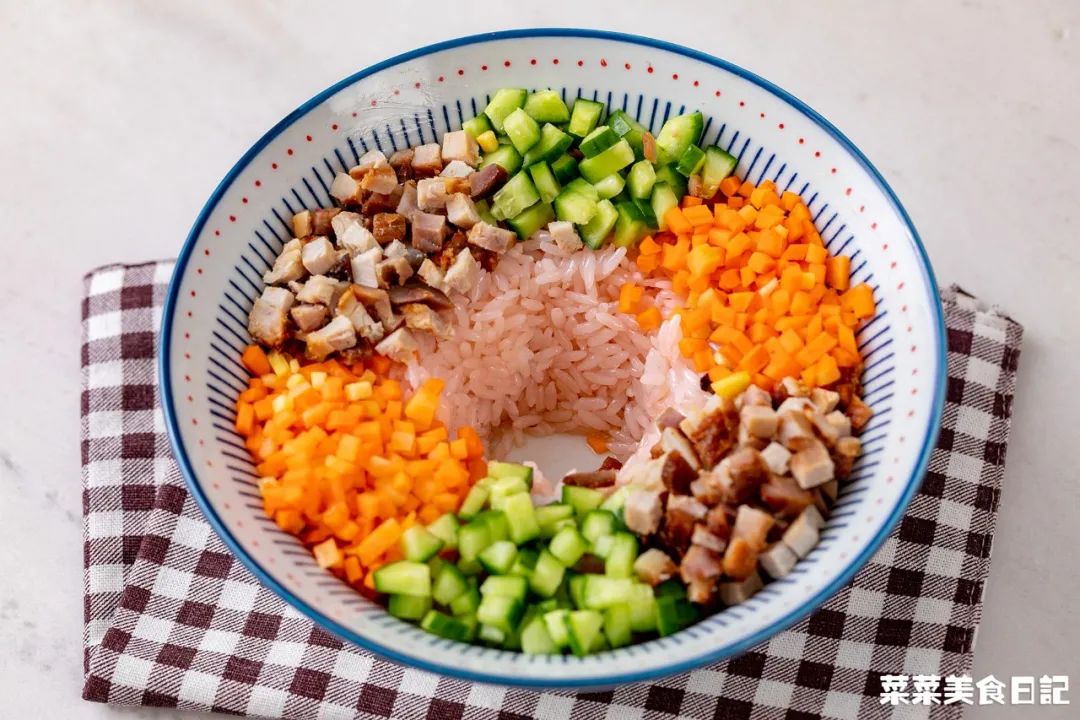 上班族午饭微波炉加热,微波炉解决一日三餐