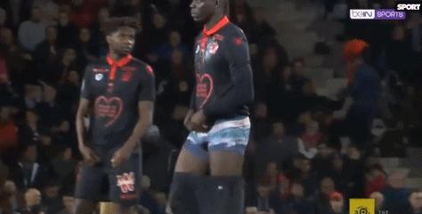 巴洛特利:法甲第13轮场上脱掉裤子?球迷:真是秀出新境界