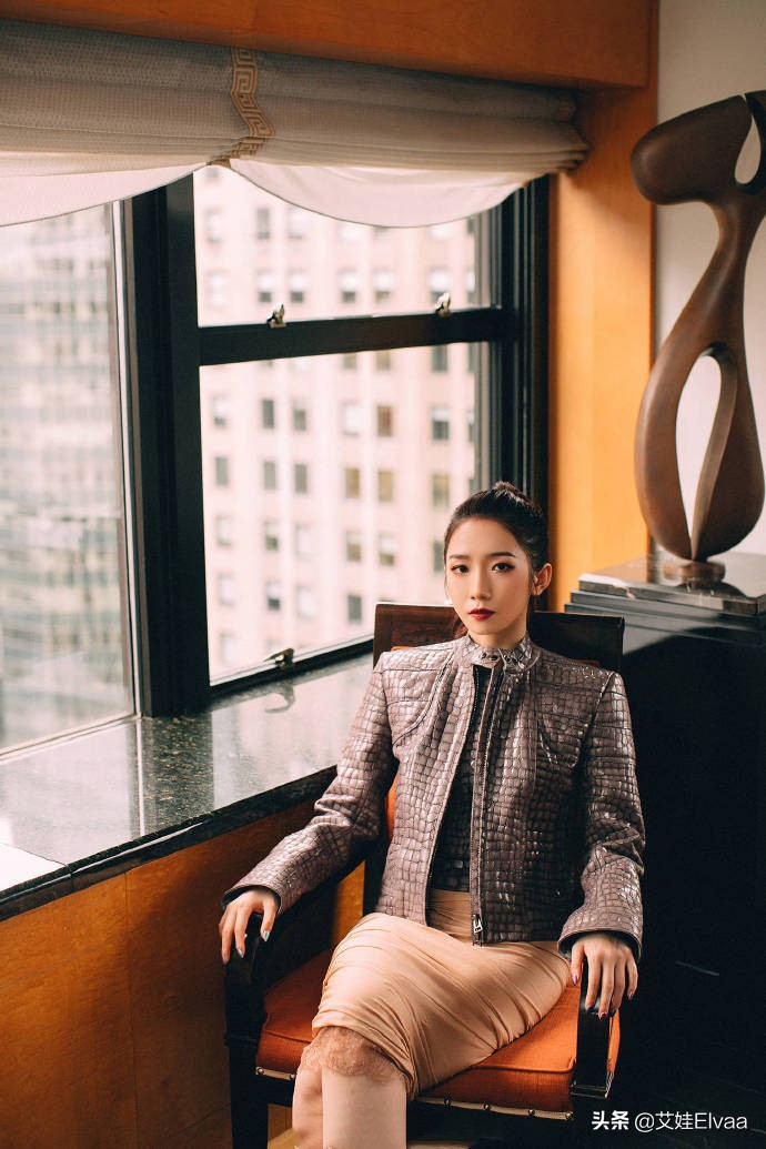 孟美岐身穿露脐装皮裤酷劲十足,孟美岐出席时装周