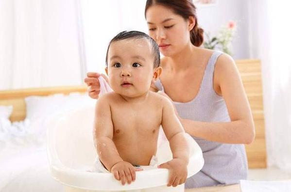 宝宝多大开始认生陌生人抱着哭,宝宝见到生人就开心