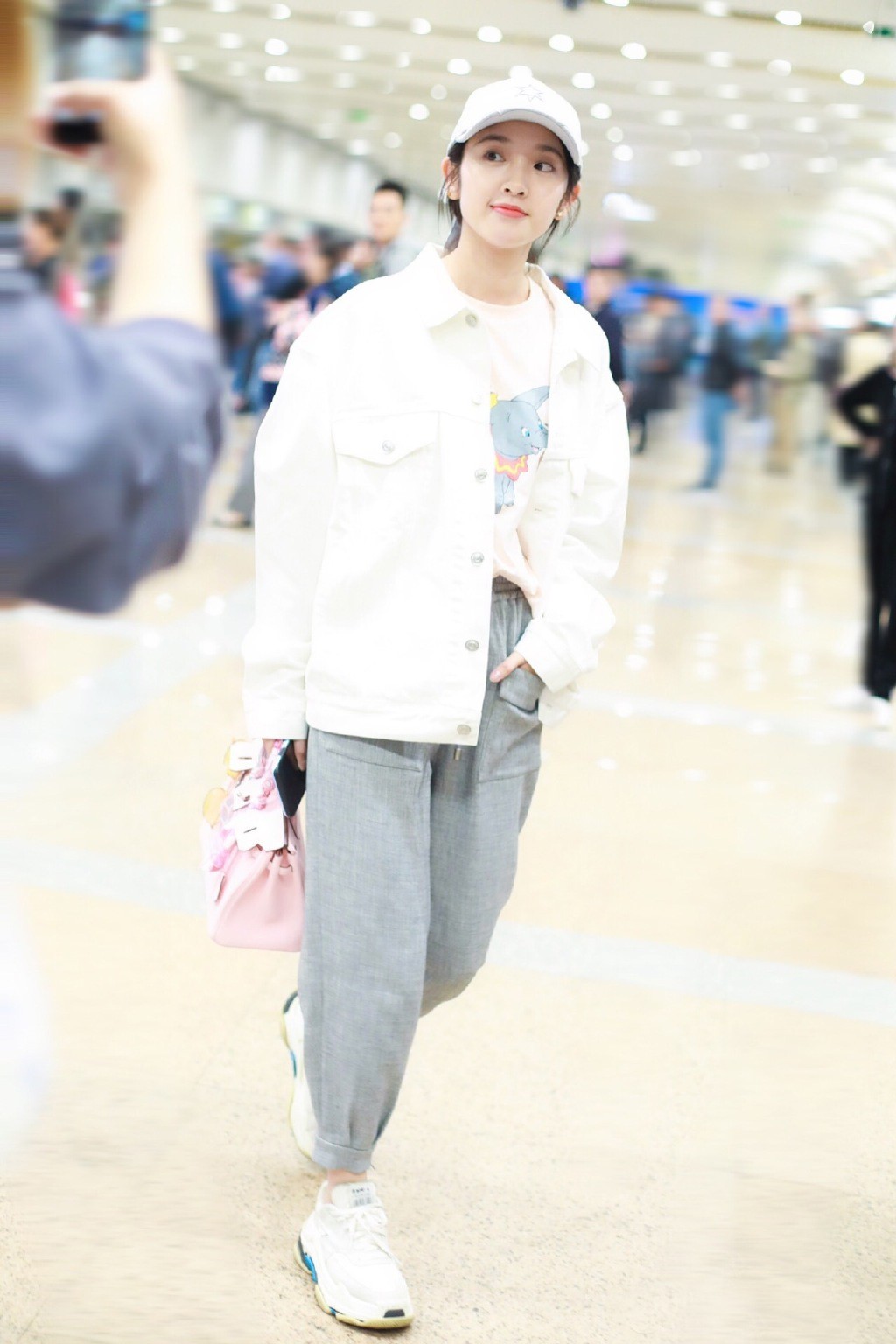 唐艺昕白色外套搭浅色牛仔裤,唐艺昕穿背带裙现身机场减龄扮嫩