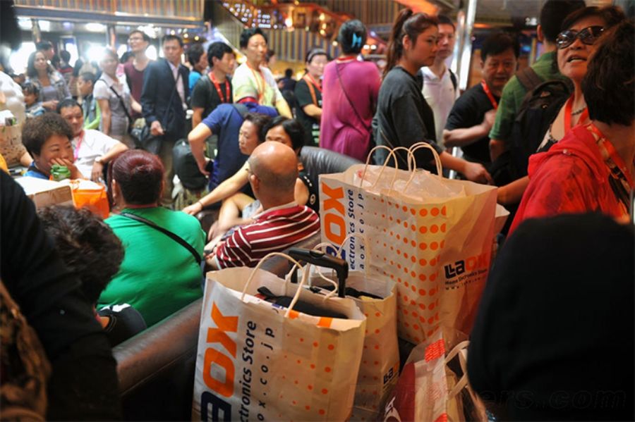 摔倒后仍匍匐前进！中国人海外抢购震惊老外